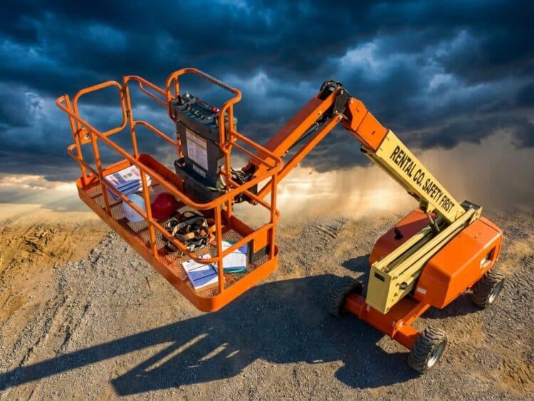 Hoogwerker met veiligheidshelmenen en verzekeringspapieren tegen dramatische hemel, oranje werkplatform uitgeschoven