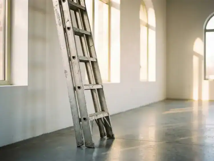 Professionele aluminium uitschuifladder tegen witte muur geplaatst onder optimale hoek voor 6 meter hoog plafond