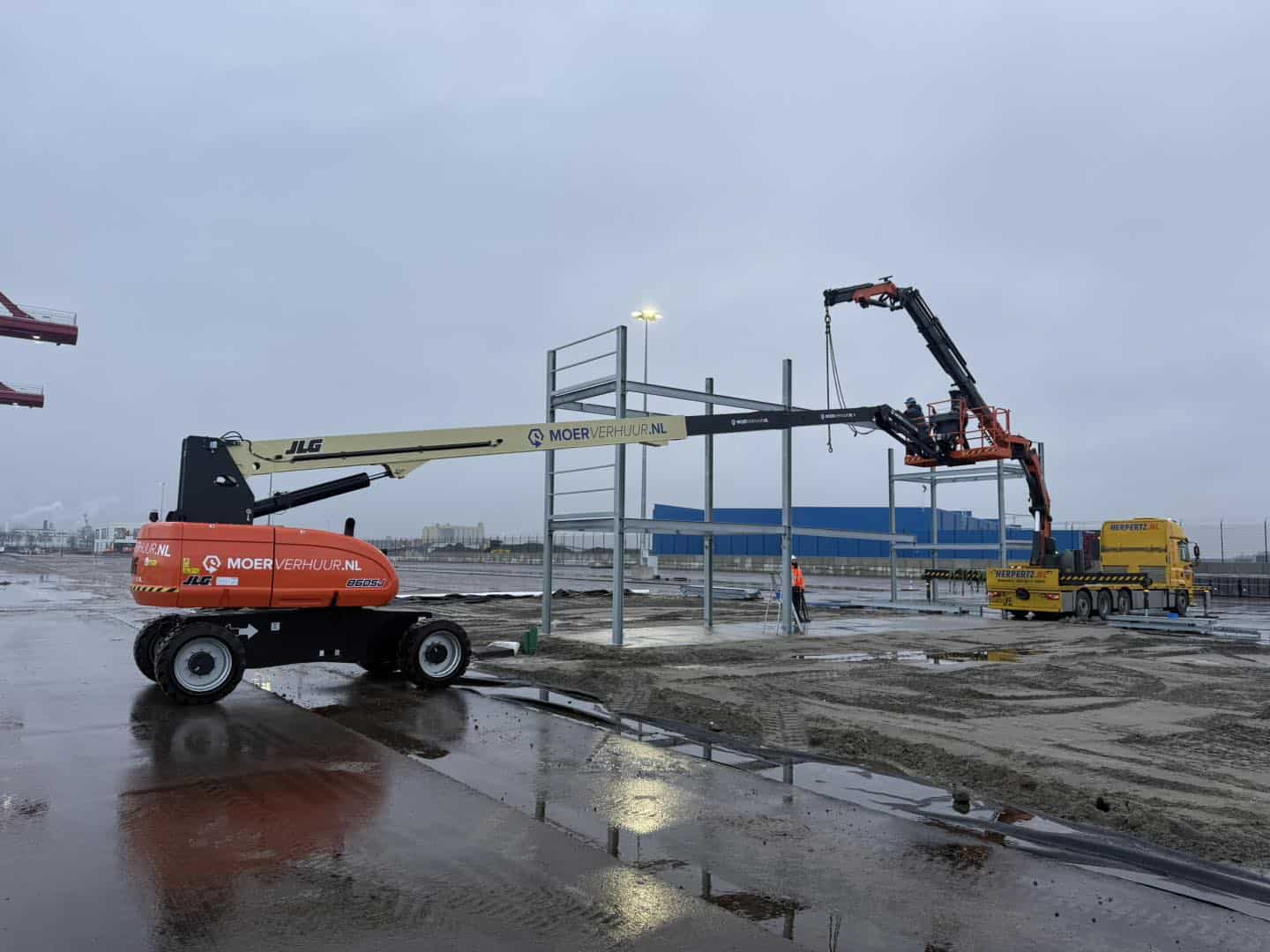 JLG 860SJ telescoophoogwerker van Moerverhuur op een hallenbouw-locatie in Zeeland