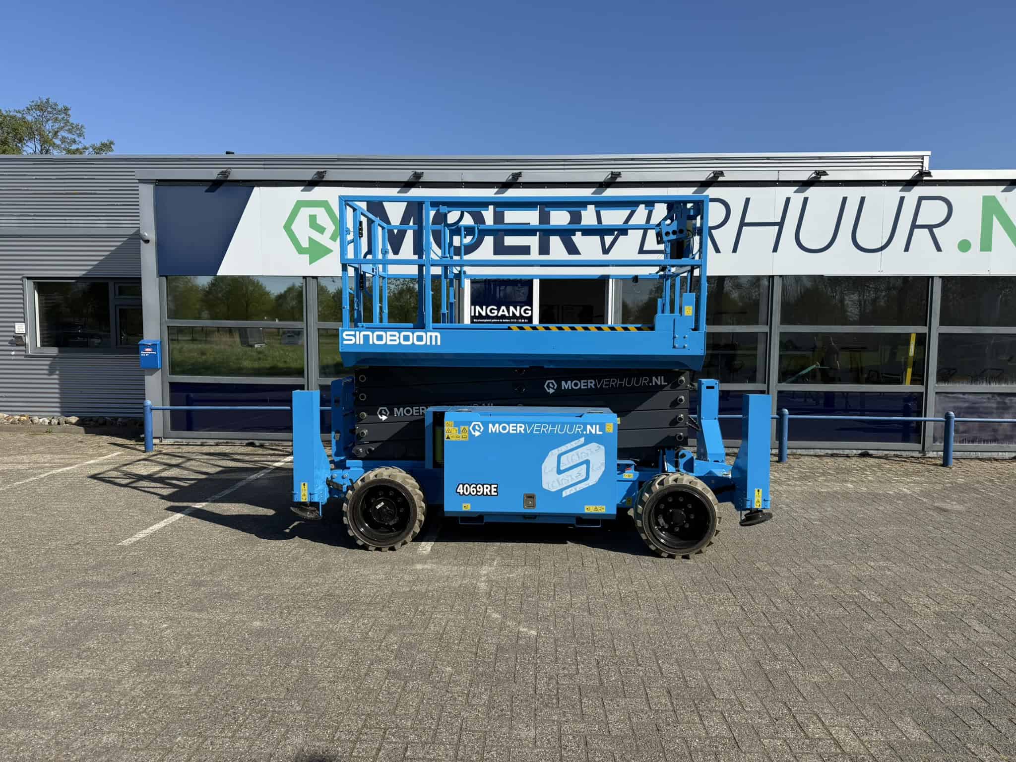 Schaarhoogwerker van Moerverhuur in actie op werkprojekt in Zeeland