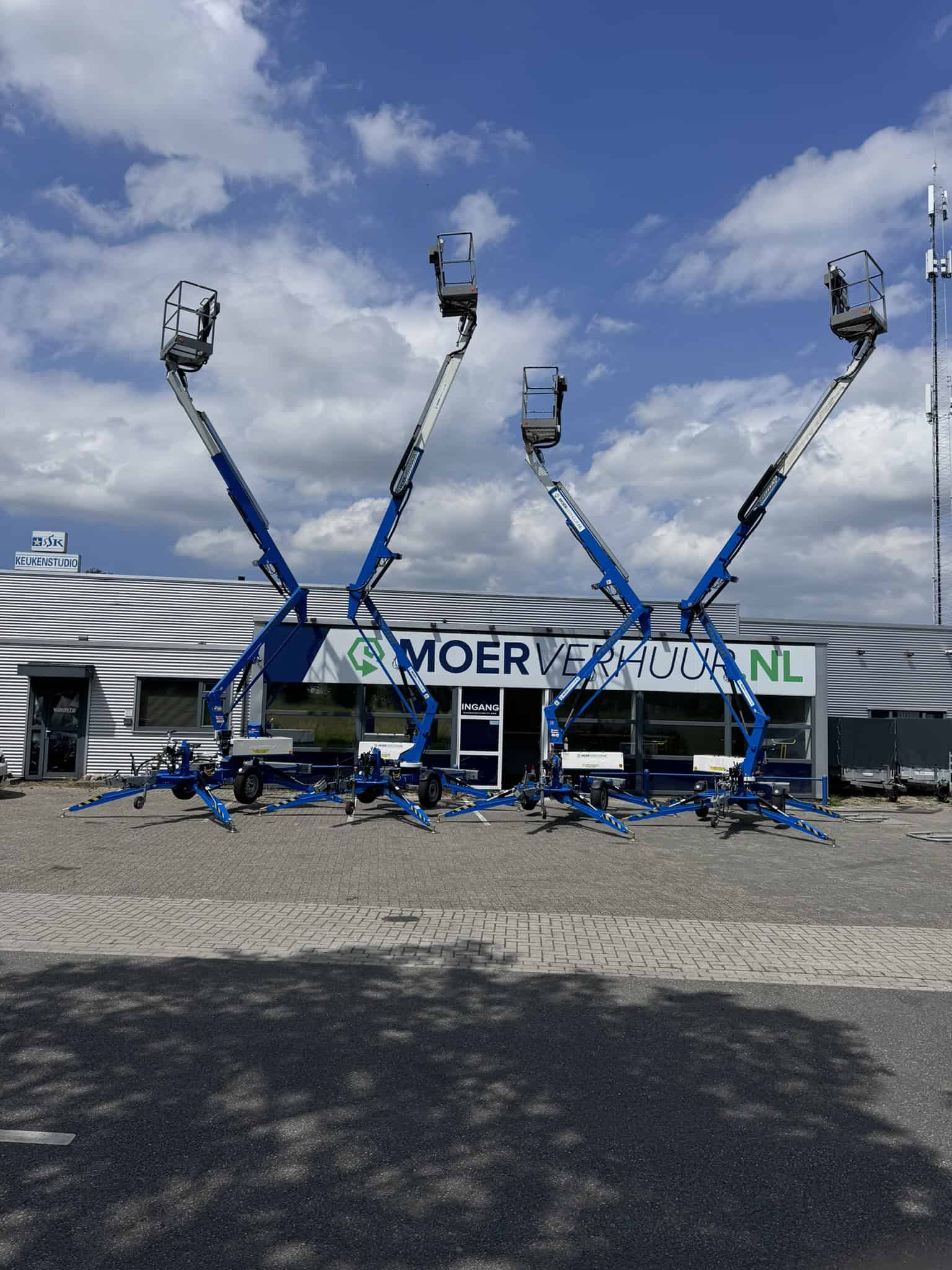 Aanhangerhoogwerker van Moerverhuur klaar voor transport vanuit Kapelle
