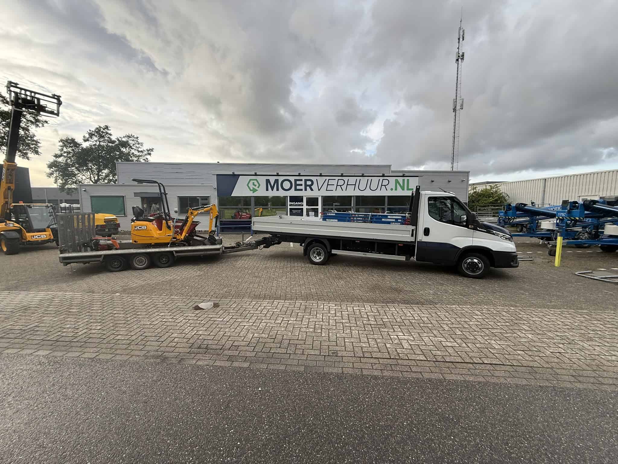 Iveco met aanhanger voor Moerverhuur Kapelle
