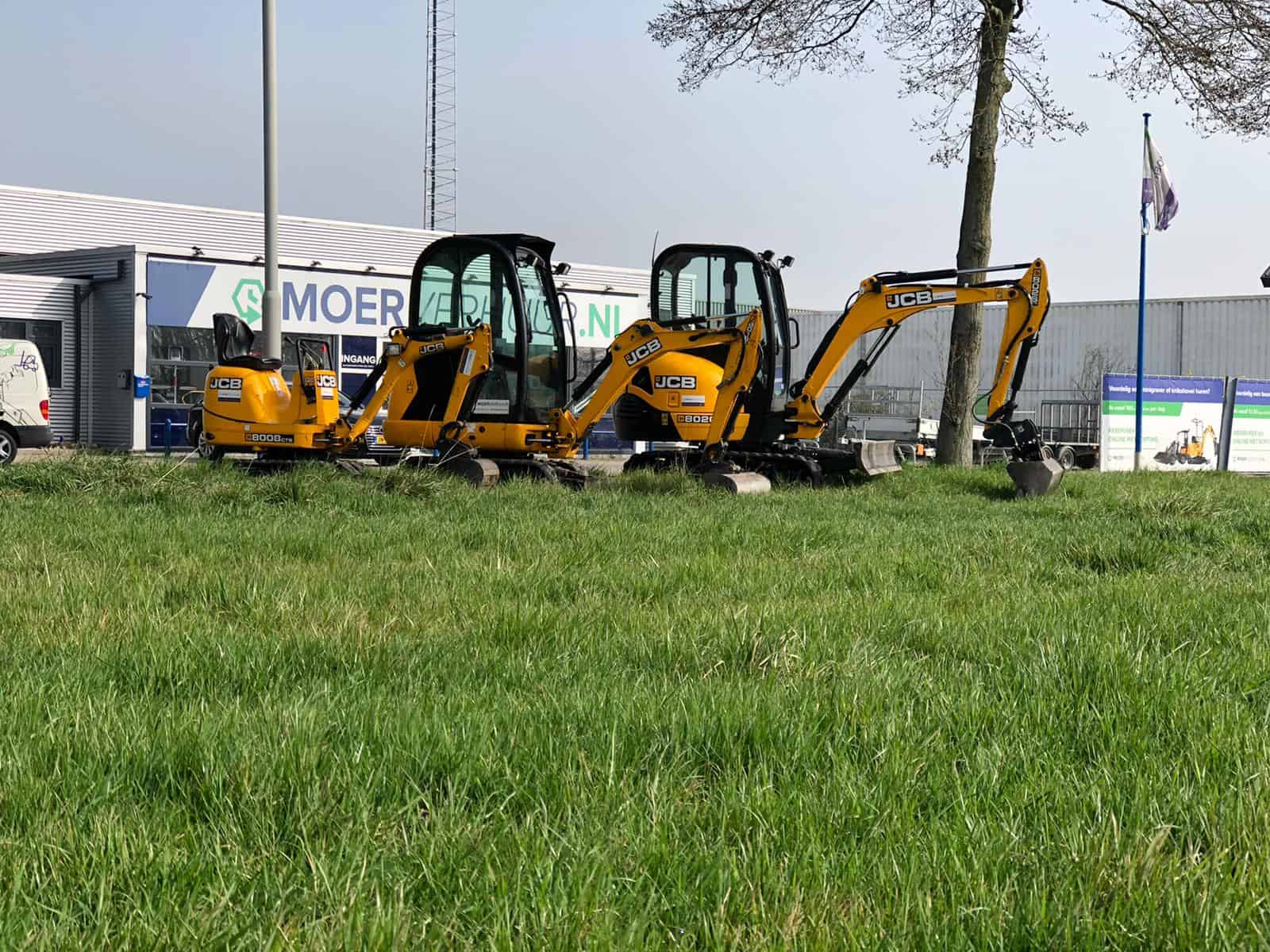 JCB minigraver van Moerverhuur in actie op een bouwterrein in Zeeland