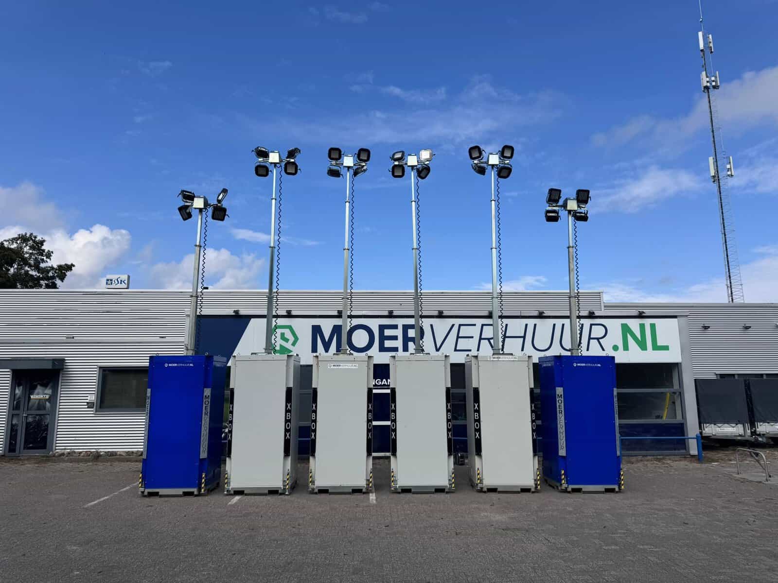 Zes stationaire LED-lichtmasten met eigen aggregaat op het terrein van Moerverhuur in Kapelle
